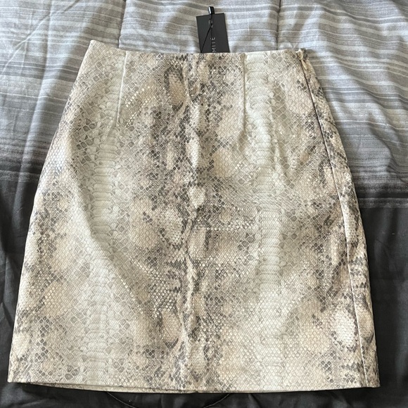 NWT faux snake skin mini skirt - Picture 1 of 3